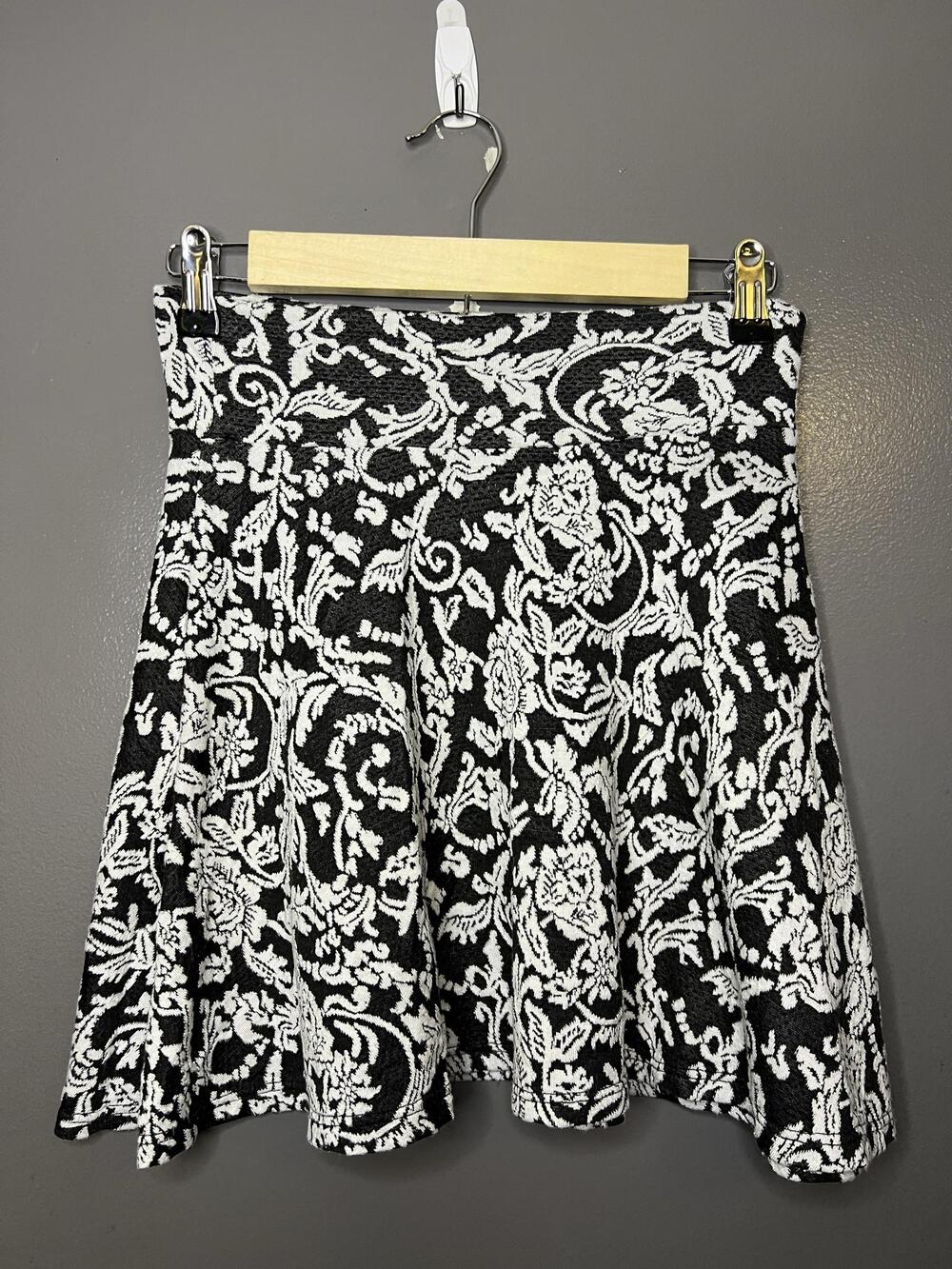 Kirra Skirt Small Black White Floral Knit Skater Stretch Made In USA